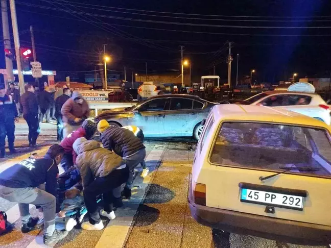 Kula’da Kırmızı Işıkta Zincirleme Kaza 1 Kişi Yaralandı