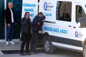 Acılı baba cenaze aracına yaslanıp ağladı