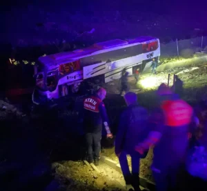 Otobüs şarampole düştü: 1 ölü, 27 yaralı