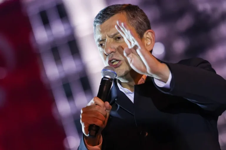 Geceyi Saraçhane’de geçiren Özel’in uyuduğu yatağı paylaştılar