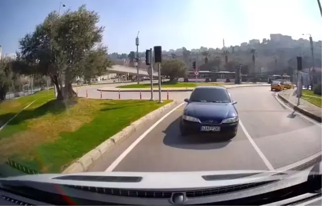 İzmir Konak’ta Ters Yönde İlerleyen Araç, Karşıdan Gelen Araba ile Kaza Tehlikesi Yarattı