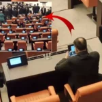 Meclis’te kıyamet koparken batak oynayan biri var