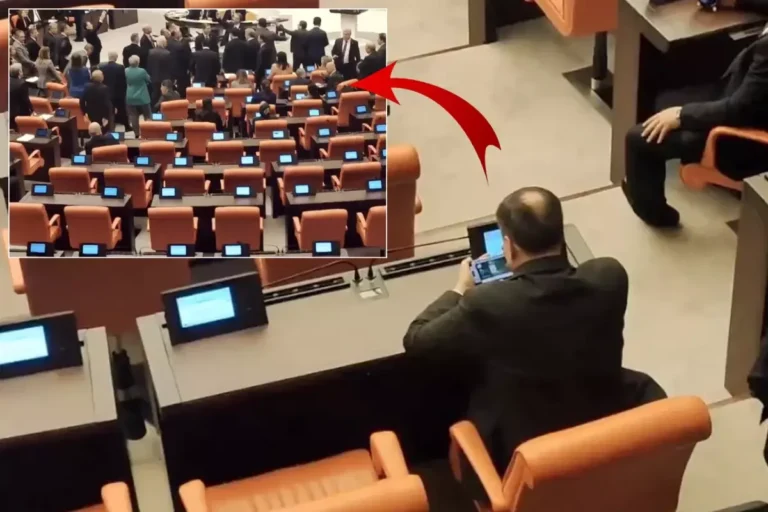 Meclis’te kıyamet koparken batak oynayan biri var