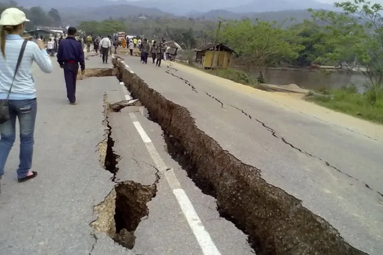 Ülke şokta! 7.7’lik deprem coğrafyayı beşik gibi salladı