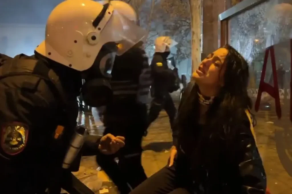 Polis ‘Güzelim neden buradasın?’ dedi, genç kız bakın ne yanıt verdi