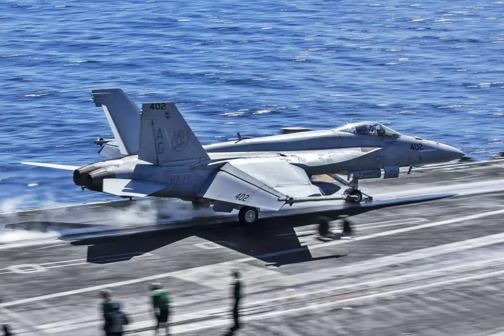 ABD donanmasında büyük şok! FA-18E tipi savaş uçağı denize düştü