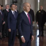 Devlet erkanı Atatürk’ün mozolesine çelenk bıraktı