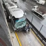 Metrobüse arkadan çarptı! Çok sayıda yaralı var
