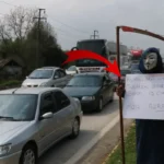 Bir elinde tırpan bir elinde pankartla trafiğe çıktı