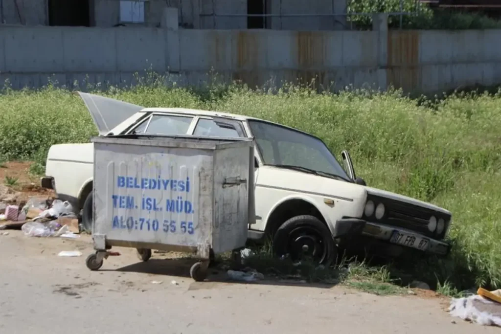 Buzdolabı, televizyon derken otomobil de çöpe atıldı