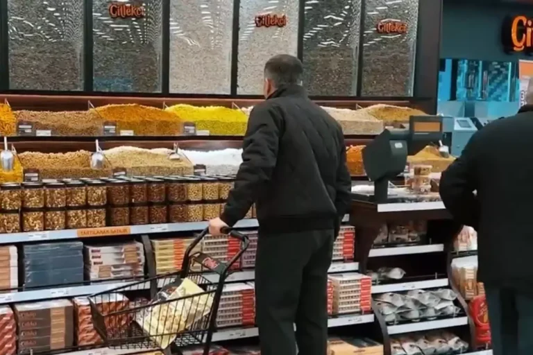 CHP’nin çağrısına bir bakandan daha protesto! Alışverişe çıktı