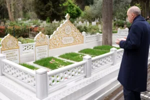 Cumhurbaşkanı Erdoğan, anne ve babasının kabirlerini ziyaret etti