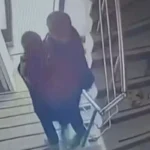 Engelli vatandaşı kucaklayan kahraman depremden böyle kaçtı