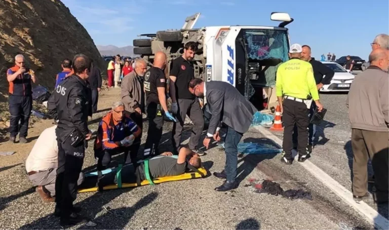 Elazığ’da can pazarı! Midibüs devrildi: Çok sayıda yaralı var