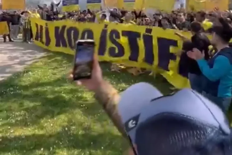 Fenerbahçe’de kazan kaynıyor! Yüzlerce taraftar aynı sloganı attı