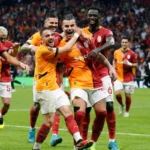 G.Saray’ın yıldızı F.Bahçe’nin puan kaybı sonrası telefona sarıldı