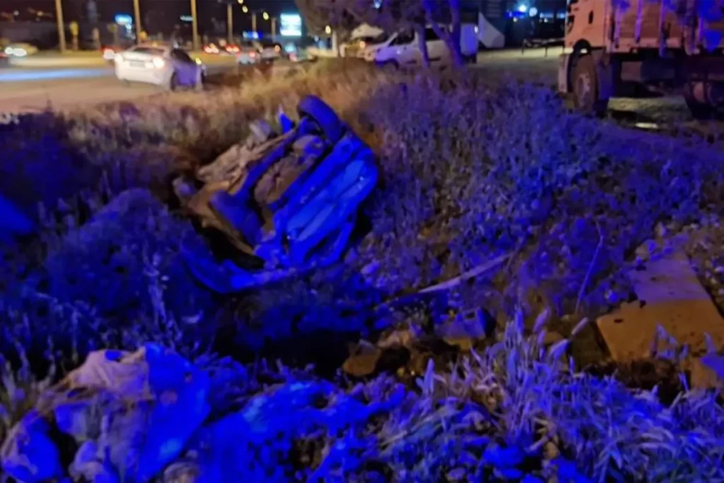 Direksiyon hakimiyetini yitirip yol kenarına düştü!