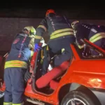 Bariyerlere giren otomobil 2 kişiye mezar oldu