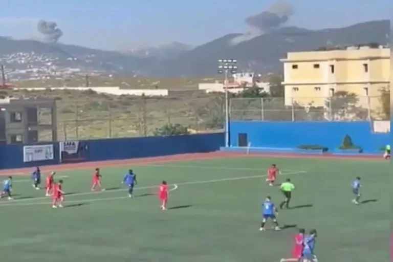 Saldırıya aldırış etmeden maça devam ettiler