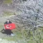 Helikopteri görür görmez Türk bayrağı açtı
