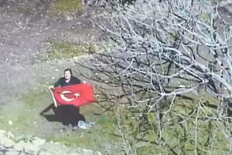 Helikopteri görür görmez Türk bayrağı açtı