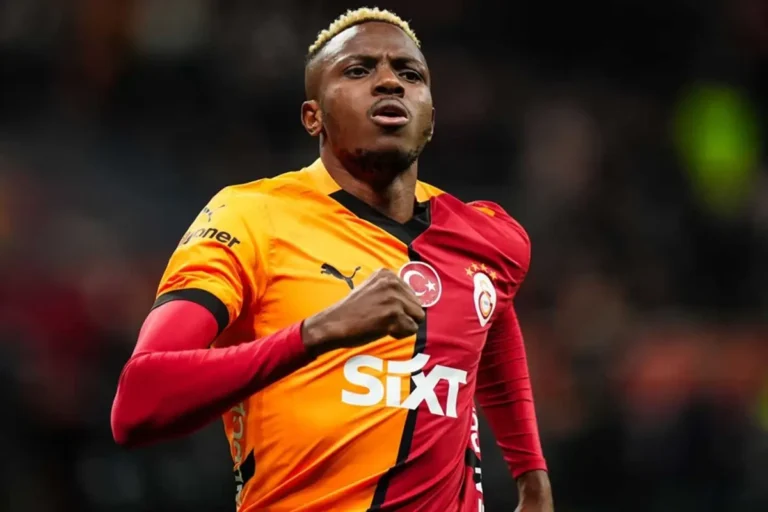Osimhen, dünyaca ünlü yıldıza Galatasaray forması giydirdi