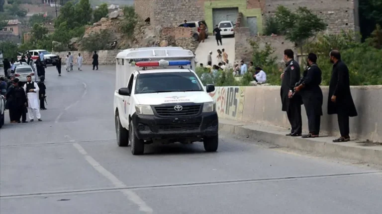Pakistan’da bombalı saldırı: 4 güvenlik görevlisi öldü