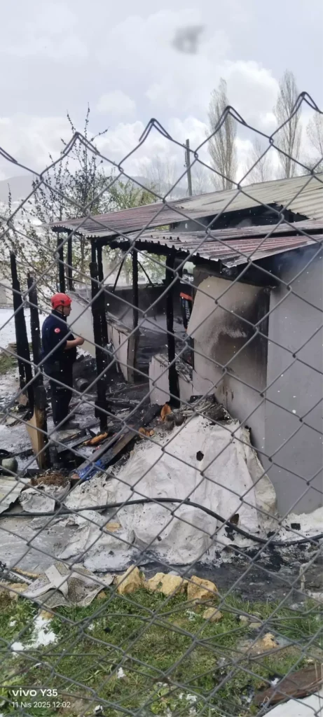Prefabrik evde çıkan yangında 2 çocuk yanarak can verdi