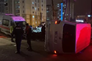 Ambulans ile minibüs çarpıştı! 5 kişi yaralandı