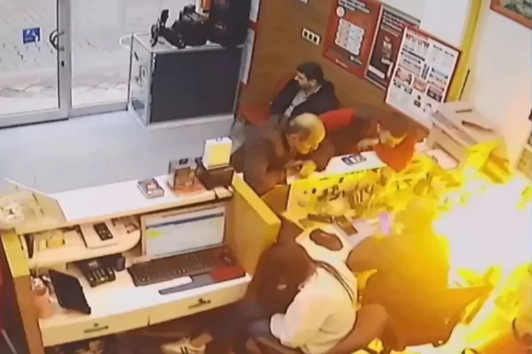 Şarjdaki cep telefonu bomba gibi patladı