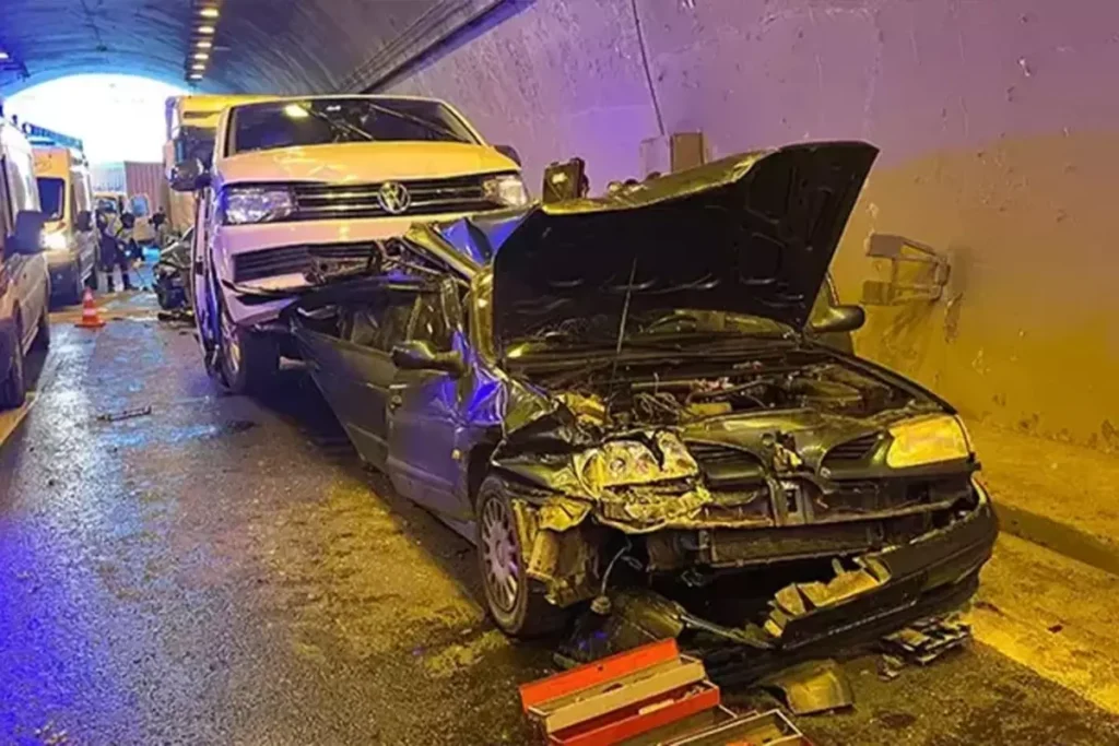 TEM Otoyolu’nda feci kaza! Tam 8 araç birbirine girdi