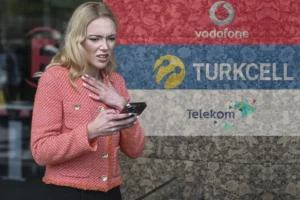 Tepkilerin odağındaki GSM şirketlerinden gelen mesajlar pes dedirtti