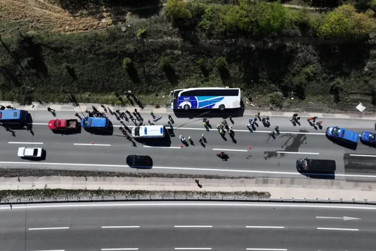 Yolcu otobüsü devrildi! Ölü ve yaralılar var